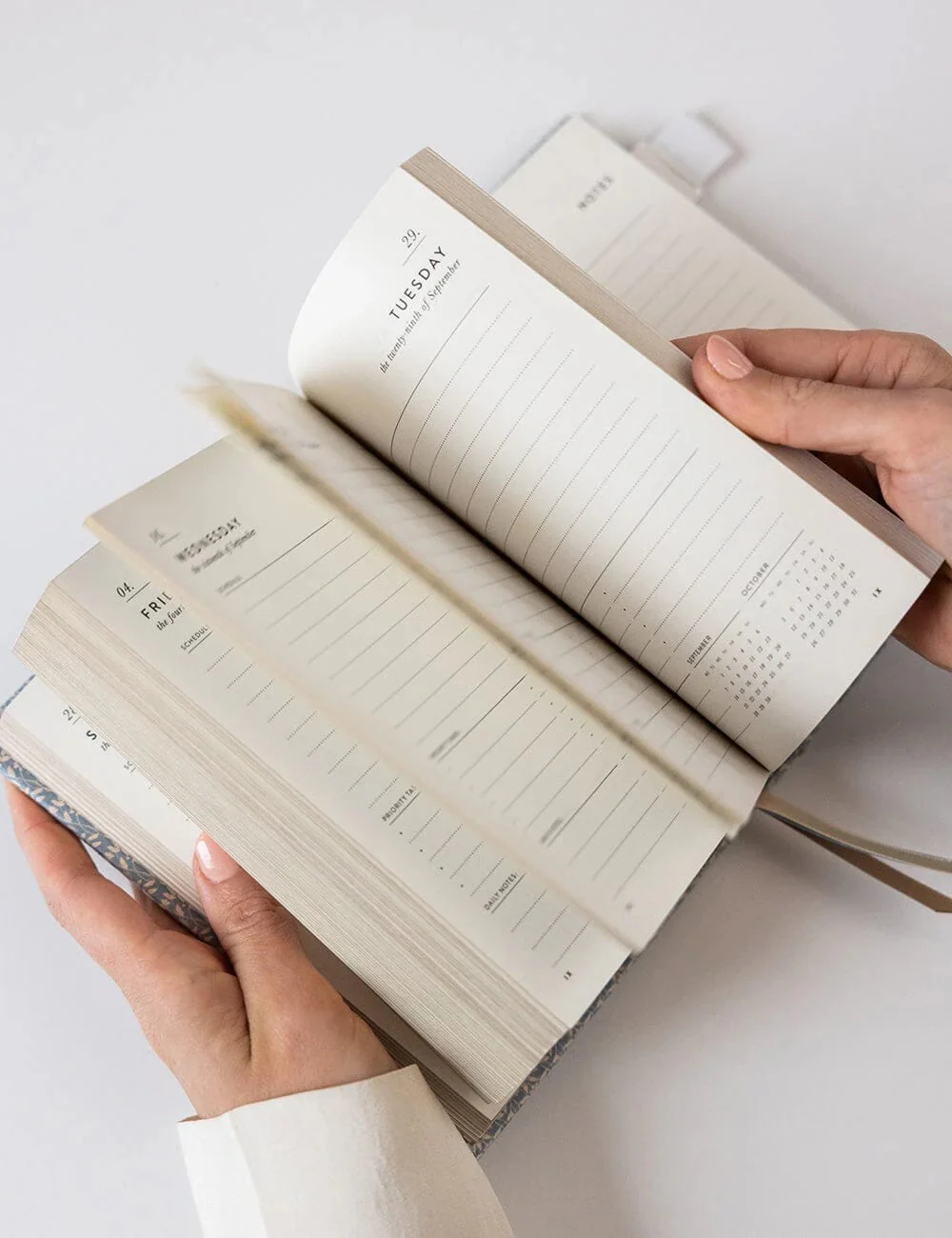 2026 DAY TO A PAGE LINEN BOUND PLANNER | FROST BRAMBLE - Image 5